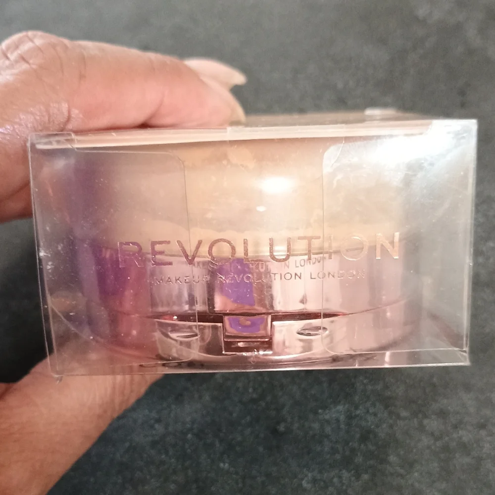 Revolution Conceal & Fix Loose Setting Powder in Deep Honey
